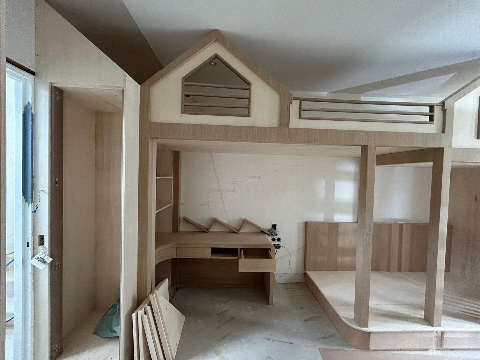 Chambre d’enfant avec lit cabane en mezzanine et bureau intégré sur mesure