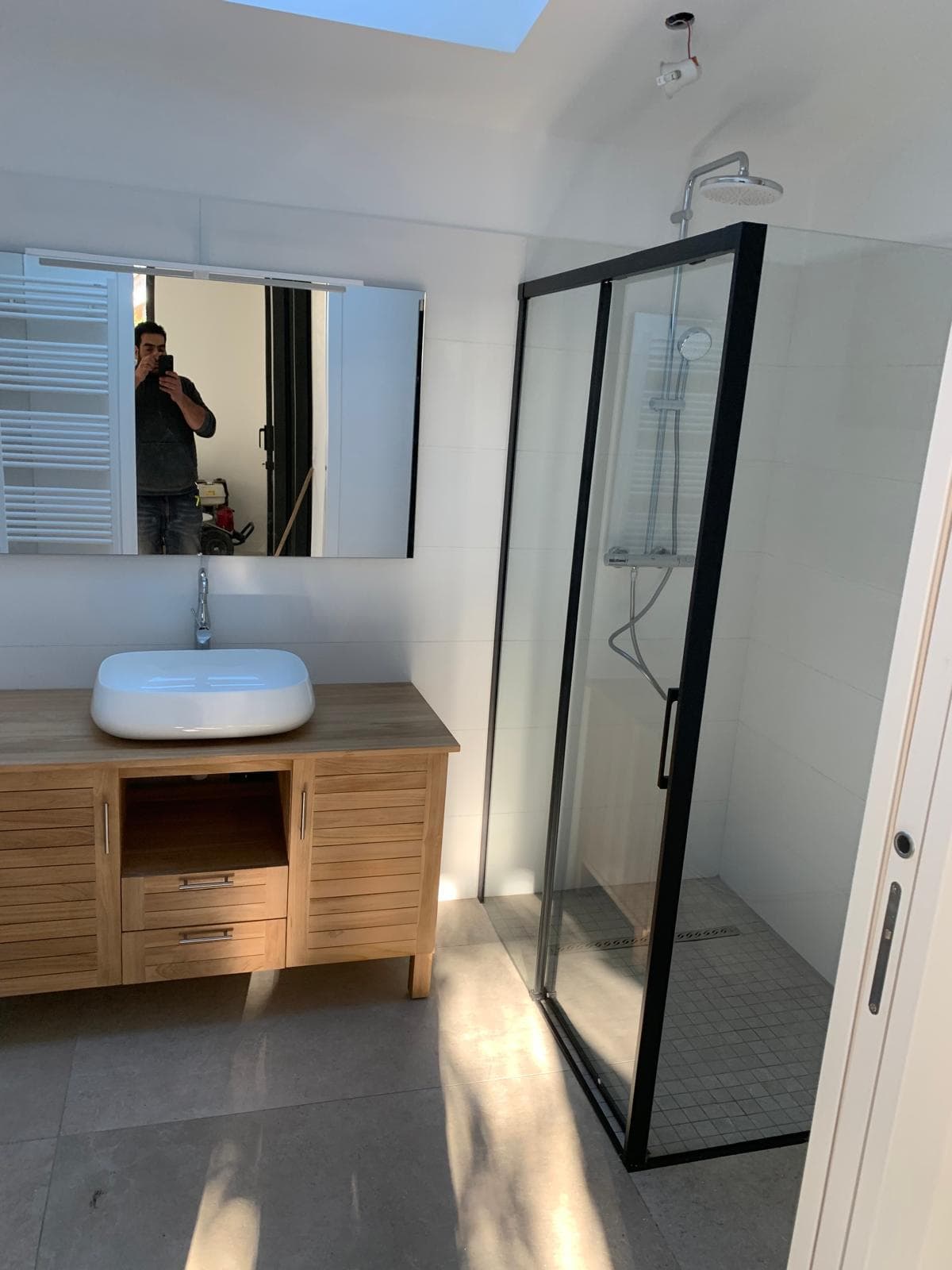 Salle d’eau avec paroi de douche style verrière noire et meuble vasque en bois